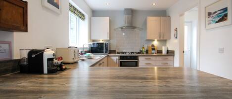 Kjøleskap, mikrobølgeovn, ovn og kokeplater