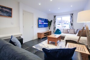 Smart TV - Appleyards Lane -  a house that sleeps 9 guests  in 4 bedrooms (Handbridge)