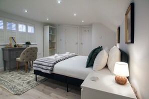 Iron/ironing board, free WiFi, bed sheets - Appleyards Lane -  a house that sleeps 9 guests  in 4 bedrooms (Handbridge)