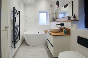 Shower, hair dryer, towels - Appleyards Lane -  a house that sleeps 9 guests  in 4 bedrooms (Handbridge)