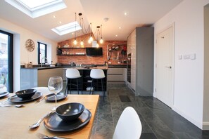 Fridge, microwave, oven, stovetop - Appleyards Lane -  a house that sleeps 9 guests  in 4 bedrooms (Handbridge)