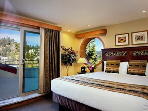 Caja de seguridad en la habitación y tabla de planchar con plancha