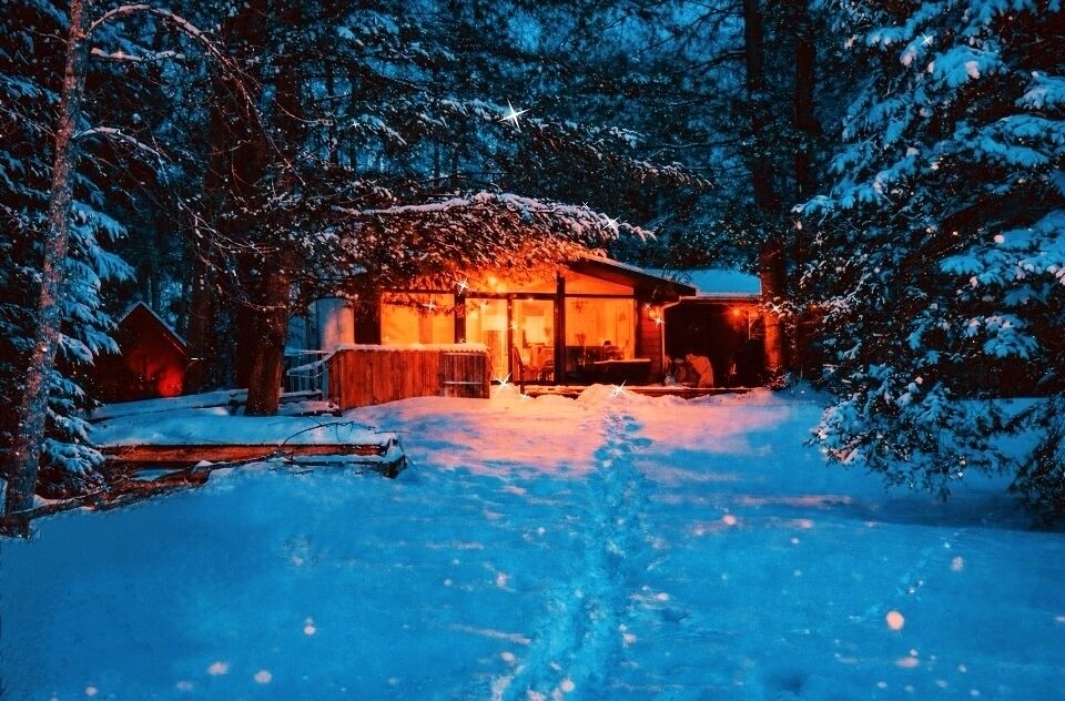 Escape to winter wonderland with a cozy fireplace, close to trails and skiing!