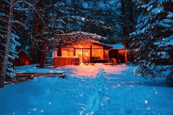 Escape to winter wonderland with a cozy fireplace, close to trails and skiing!
