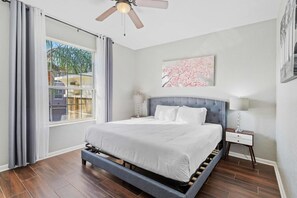 4 habitaciones, tabla de planchar con plancha y cuna de viaje