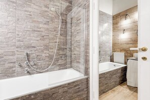 Douche, sèche-cheveux, bidet, serviettes fournies