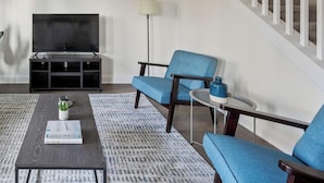 A living room with a sofa, chairs, a coffee table, a TV, and a ceiling fan. - 1 King 2 Queens Garage Yard Washer Dryer (Old Hickory)