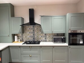 Jääkaappi, mikroaaltouuni, uuni, astianpesukone