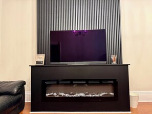 Interior - Large Luxury 4 bedroom home with parking (Manchester)