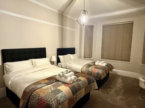 4 bedrooms, desk, iron/ironing board, travel cot - Large Luxury 4 bedroom home with parking (Manchester)