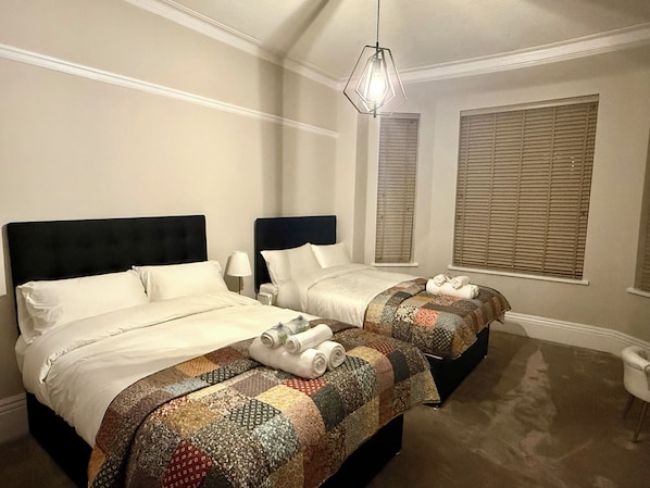 4 makuuhuonetta, työpöytä, silitysrauta/-lauta, vauvan matkasänky