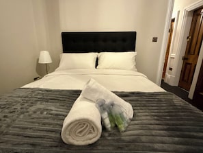 4 bedrooms, desk, iron/ironing board, travel crib