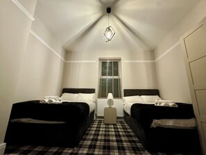 4 bedrooms, desk, iron/ironing board, travel cot - Large Luxury 4 bedroom home with parking (Manchester)
