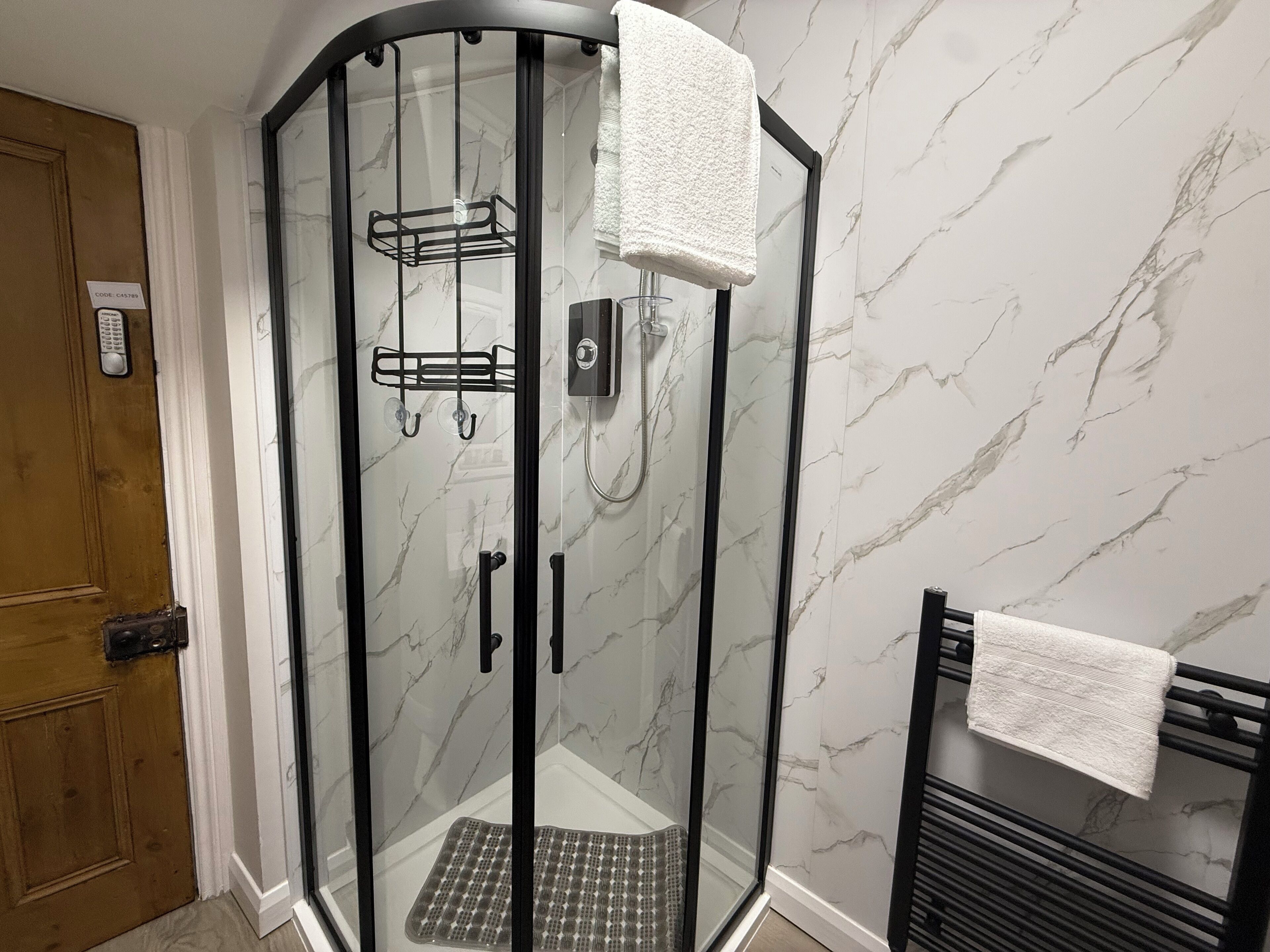 Een douche, een haardroger, handdoeken, zeep