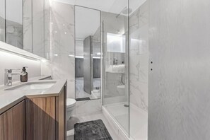 Shower, hair dryer, towels, soap - Luxury 1 bed near Marble Arch and Hyde park (London)