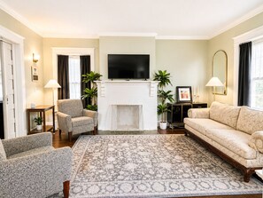 Living area - Walk to Streetcar-Midtown Stone Home Stay (Kansas City)