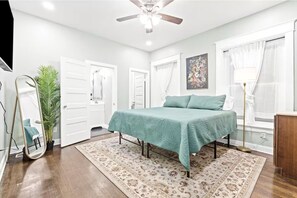4 bedrooms, iron/ironing board, Internet, bed sheets - Walk to Streetcar-Midtown Stone Home Stay (Kansas City)