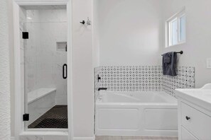 Shower, hair dryer, shampoo - Spacious & Stylish North Las Vegas Villa! (North Las Vegas)