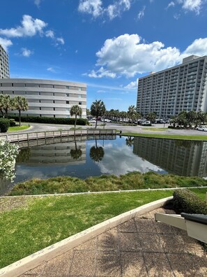 Property grounds - Beautiful 2-bedroom, 2 bath condo, located in Myrtle Beach, steps to the beach! (Myrtle Beach)