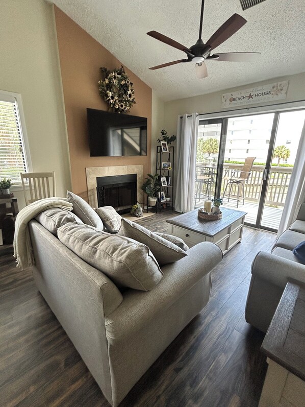 Smart TV - Beautiful 2-bedroom, 2 bath condo, located in Myrtle Beach, steps to the beach! (Myrtle Beach)