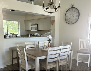 Dining - Beautiful 2-bedroom, 2 bath condo, located in Myrtle Beach, steps to the beach! (Myrtle Beach)