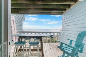Outdoor dining - Cozy 2-bedroom townhome in charming Kure Beach - 4 pools and rec center (Kure Beach)