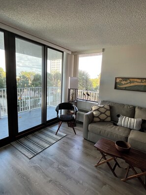 TV connectée, lecteur de DVD, table de tennis de table, livres