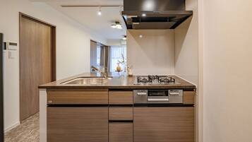 Deluxe Room, Non Smoking (B) | Private kitchen | Full-size fridge, microwave, stovetop, cookware/dishes/utensils