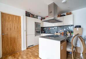 Microwave, oven, stovetop, dishwasher - Central London Cosy Flat. Close to Notting Hill, Hyde Park, Paddington Station. (London)