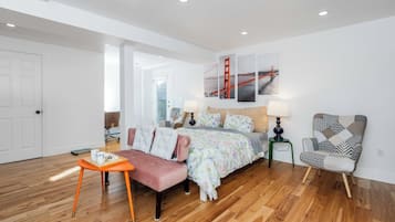 Een strijkplank/strijkijzer, wifi, beddengoed