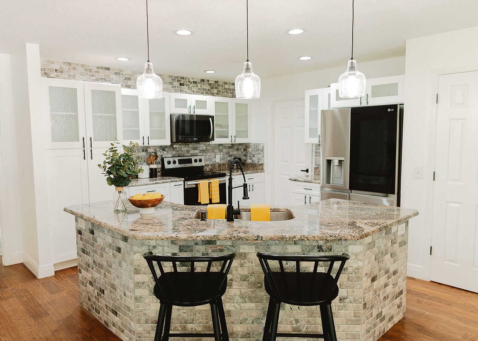 Kjøleskap, mikrobølgeovn, ovn og kokeplater