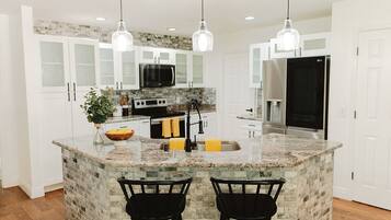 Kjøleskap, mikrobølgeovn, ovn og kokeplater