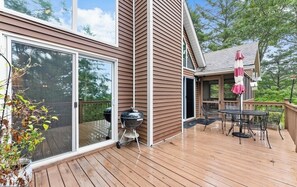 Outdoor dining - Luxury Resort Home in Helen.View, games, 1mile to town. (Helen)