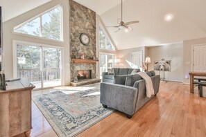 Smart TV - Luxury Resort Home in Helen.View, games, 1mile to town. (Helen)