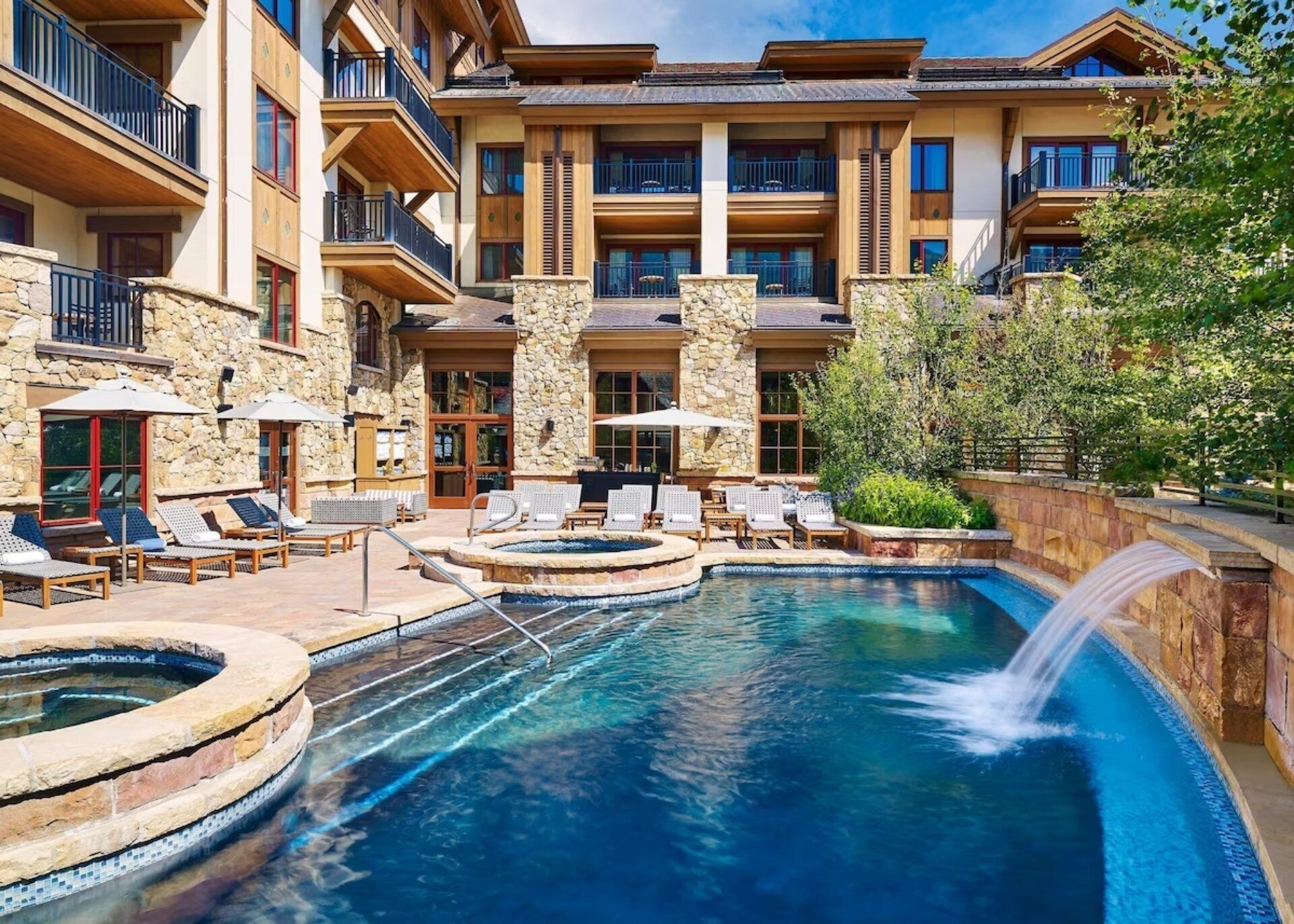 حمّام سباحة مُدفَّأ