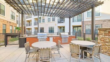 Apartment | Outdoor dining