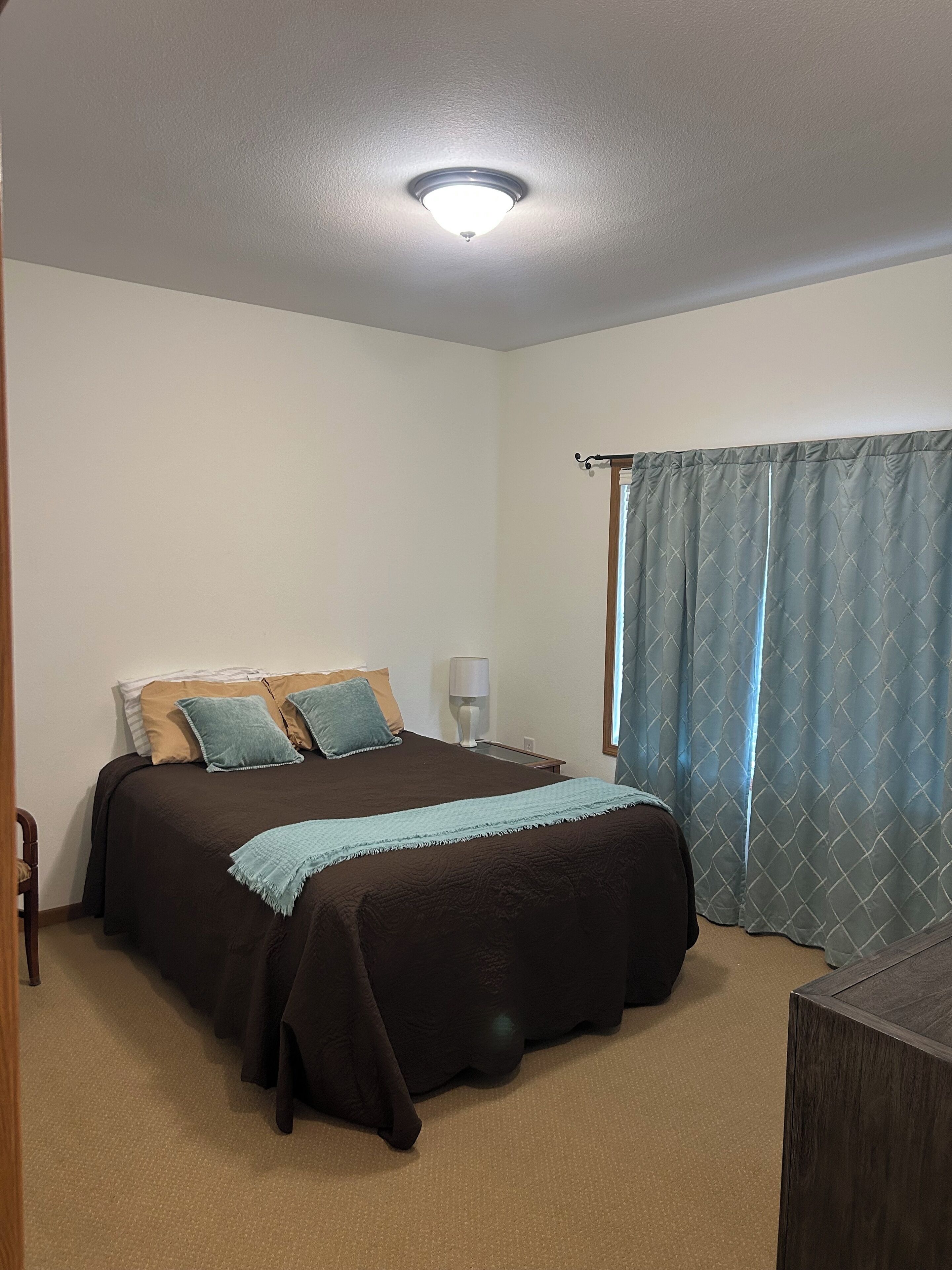 8 chambres, fer et planche à repasser, Wi-Fi, draps fournis