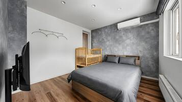Bureau, fer et planche à repasser, lits bébé (gratuits), Wi-Fi gratuit