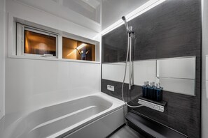 Căn hộ | Phòng tắm | Vòi sen/bồn tắm kết hợp, đồ dùng nhà tắm miễn phí, máy sấy tóc 