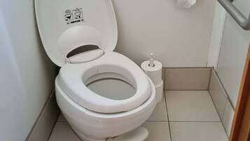 Dusche, umweltfreundliche Kosmetikartikel, Handtücher, Seife