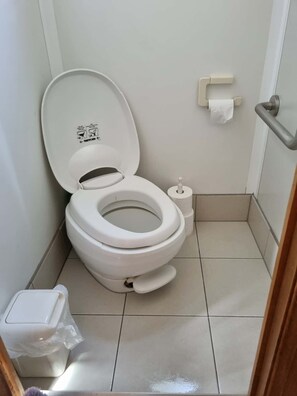 Dusche, umweltfreundliche Kosmetikartikel, Handtücher, Seife