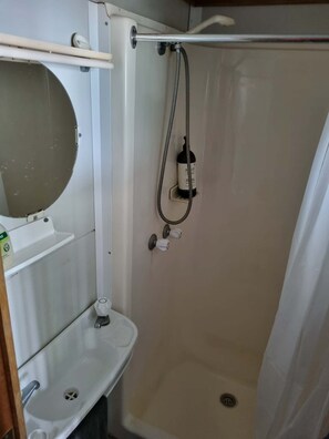 Shower, eco-friendly toiletries, towels, soap - Hasta La Vista.
Murray river floating retreat for every special occasion. (White Sands)