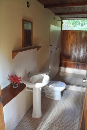 Shower, towels, soap, toilet paper - Eco Residencia Shimiyacu - Lucuma house (Tarapoto)