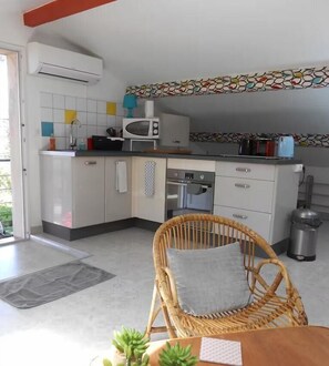 Microwave, oven, coffee/tea maker, toaster - Top of Villa Delphine air-conditioned (SIX FOURS LES PLAGES)