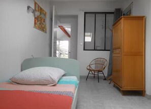 3 habitaciones, tabla de planchar con plancha y internet 