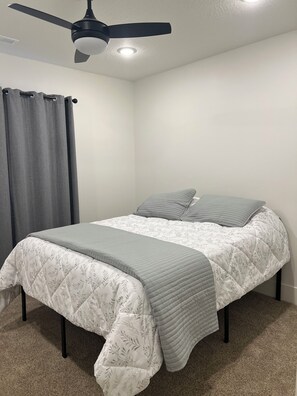 Iron/ironing board, WiFi, bed sheets - Pleasant 1-bedroom apartment with WiFi in charming Salem (Salem)