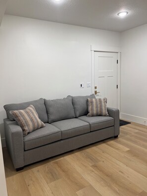 Living area - Pleasant 1-bedroom apartment with WiFi in charming Salem (Salem)