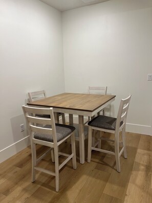 Dining - Pleasant 1-bedroom apartment with WiFi in charming Salem (Salem)
