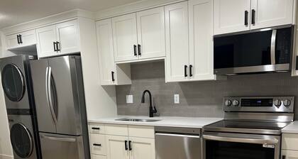 Pleasant 1-bedroom apartment with WiFi in charming Salem