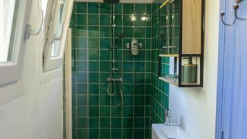 Douche, serviettes fournies